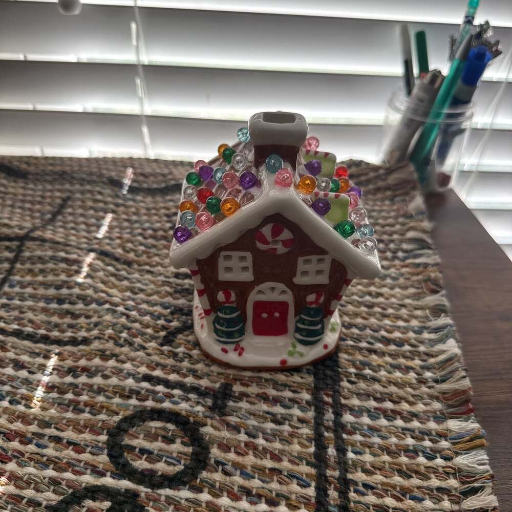 Hallmark 2008 Ceramic Gumdrop Gingerbread House Musical Lighted Christmas Decor